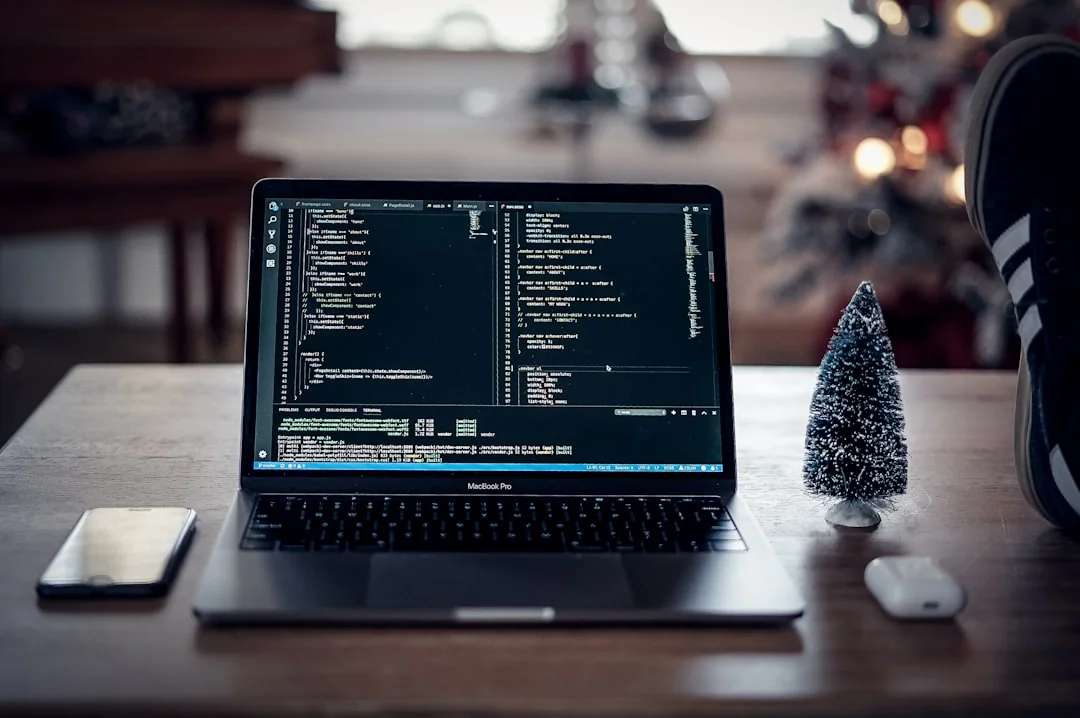 Un espace de travail élégant avec un ordinateur portable et des écrans affichant un logiciel de design.